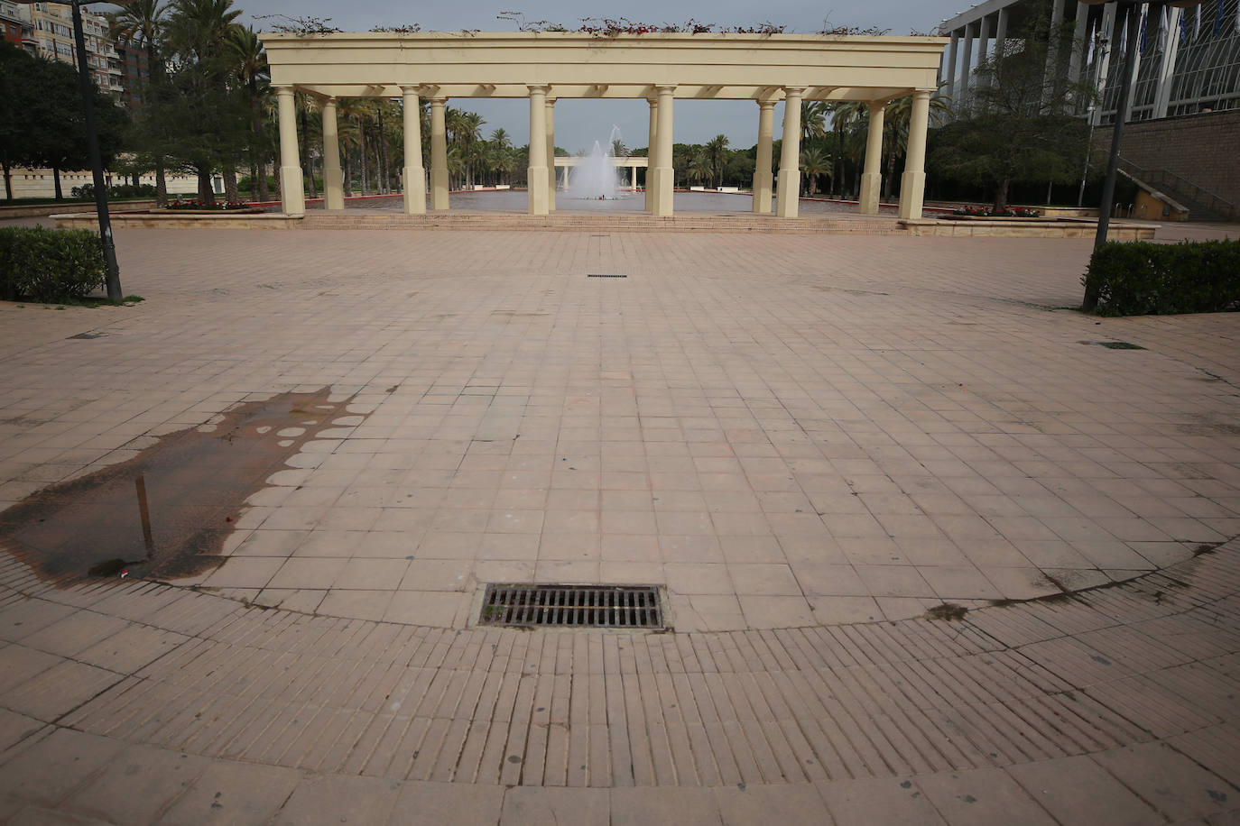 La vida sigue en el cauce del Turia, que ahora es un lugar prohibido.