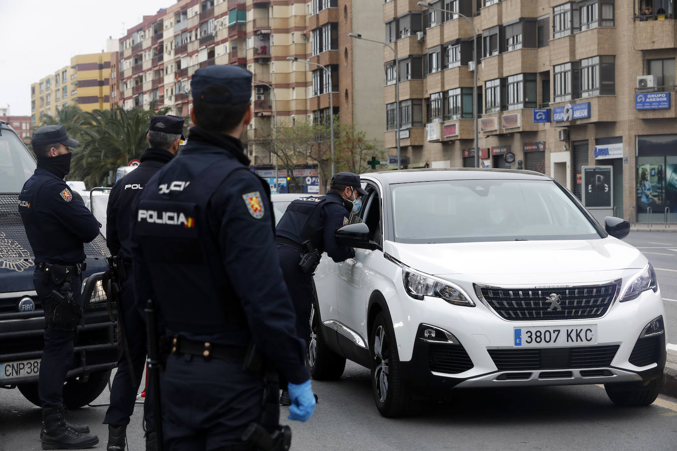 Control de la Policía Nacional en una salida de Valencia para evitar desplazamientos innecesarios en pleno estado de alarma.