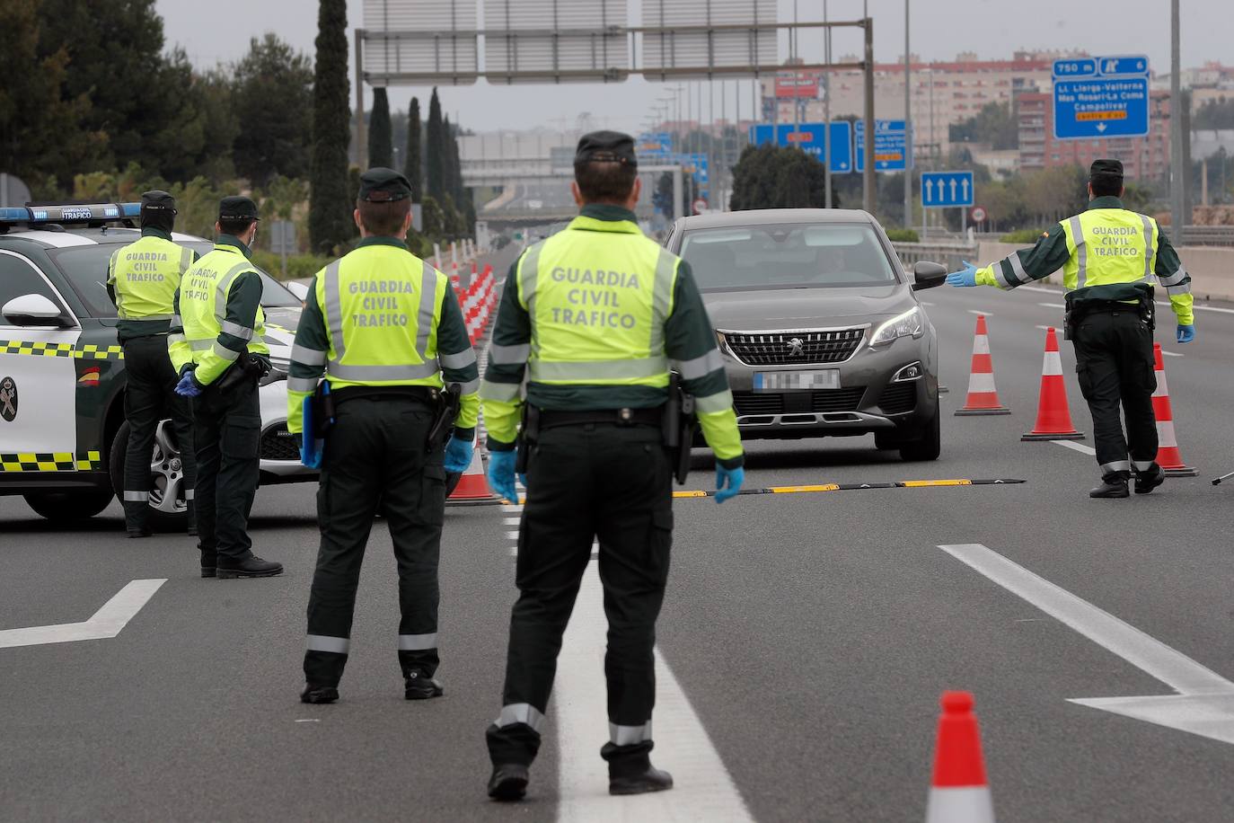 Control de la Guardia Civil en una salida de Valencia para evitar desplazamientos innecesarios en pleno estado de alarma.