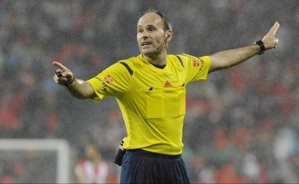 Mateu Lahoz, en un partido de Liga. 