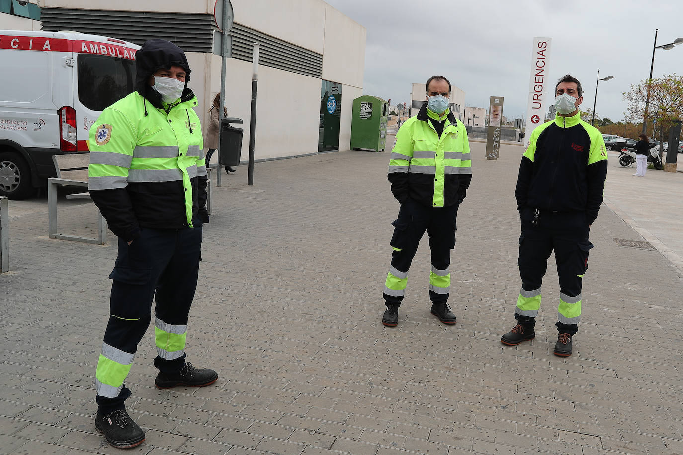 Personal de ambulancias con mascarillas frente al Hospital Unviersitario La Fe de Valencia. 