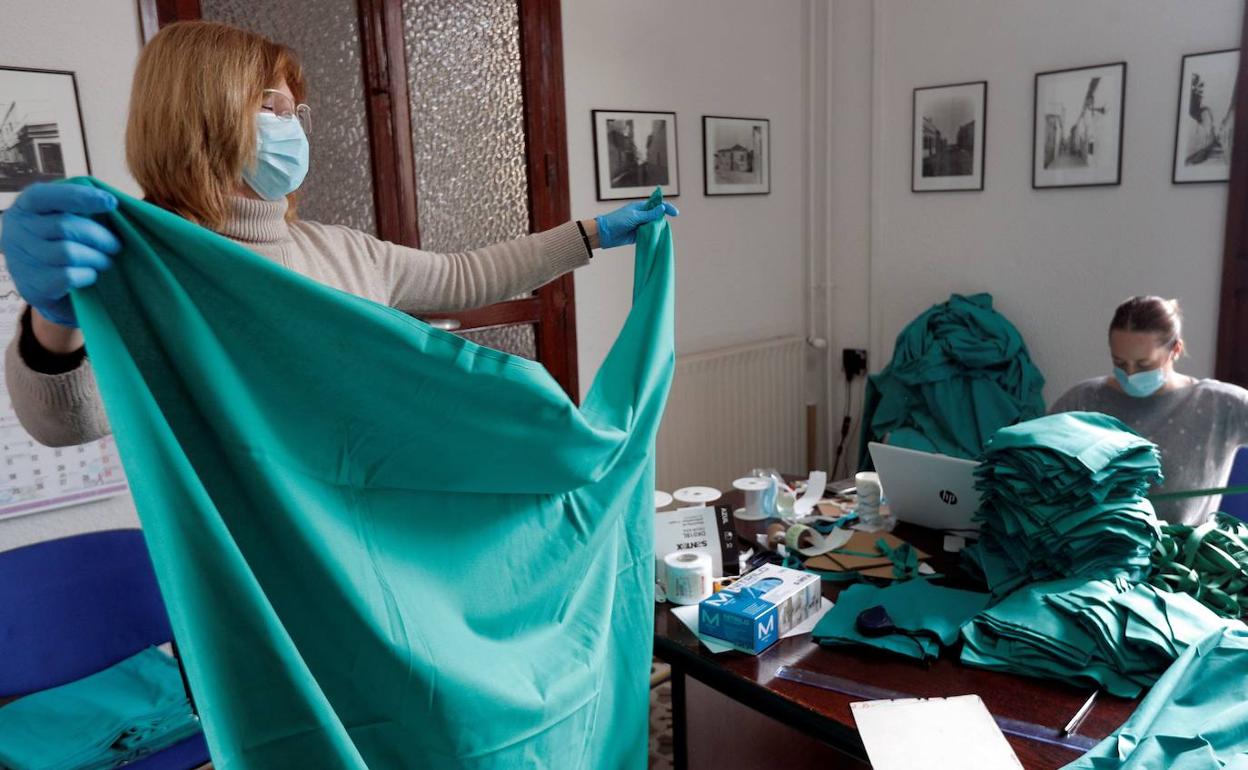 Varias voluntarias trabajan en las dependencias del Ayuntamiento de Benetússer confeccionando mascarillas con material facilitado por el Hospital Peset de Valencia. 