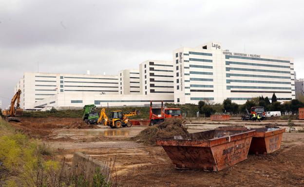 Obras del hospital de campaña junto a La Fe. 