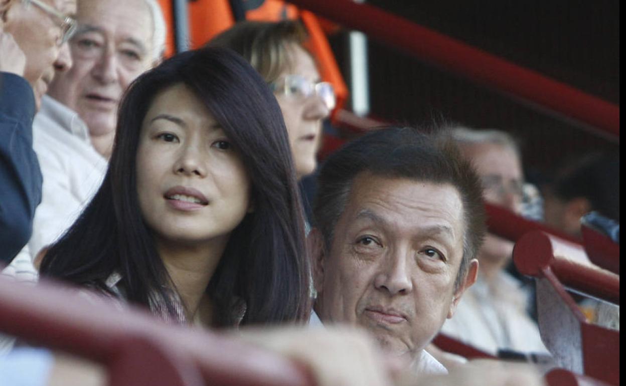 Peter Lim y su esposa, en el palco del Antonio Puchades de Paterna