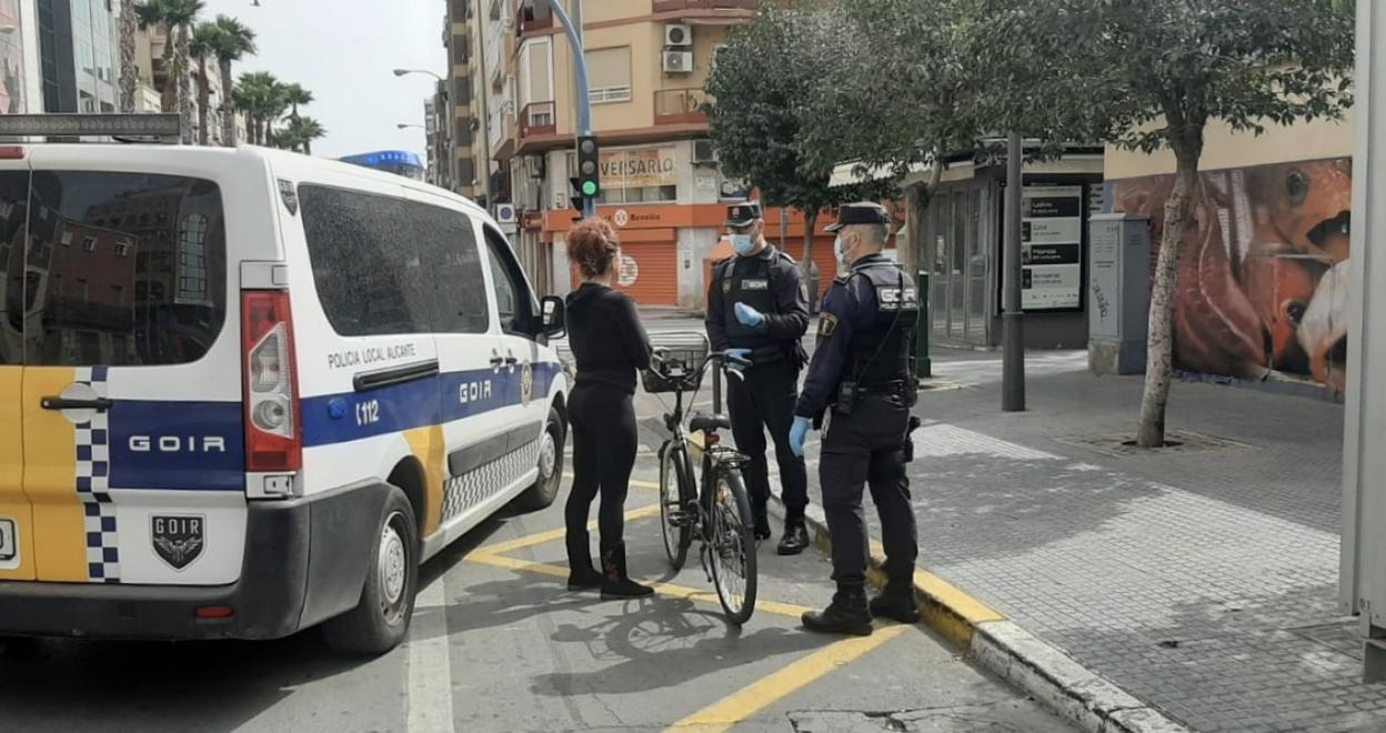 Agentes de Policía Local paran a una mujer que iba en bicicleta por Avenida Aguilera, en Alicante. L. P.