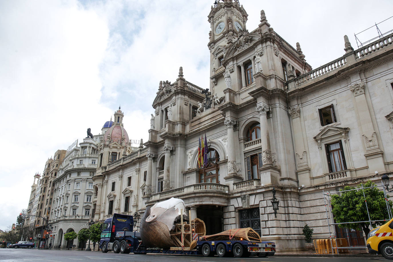 Los artistas han desmontado la pieza en tres partes en la plaza del Ayuntamiento para almacenarla frente al mar.