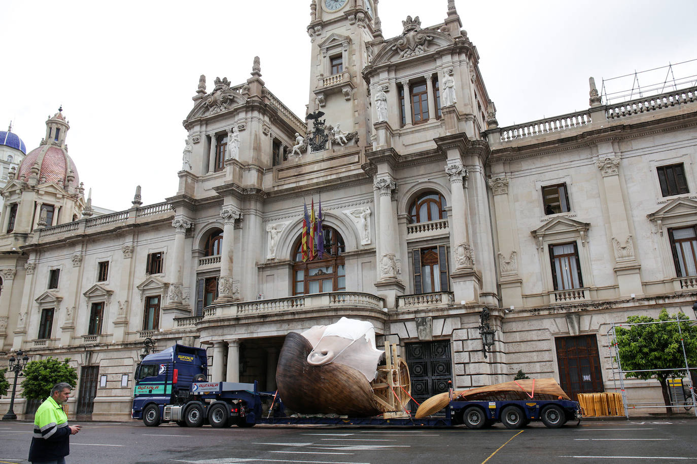 Los artistas han desmontado la pieza en tres partes en la plaza del Ayuntamiento para almacenarla frente al mar.