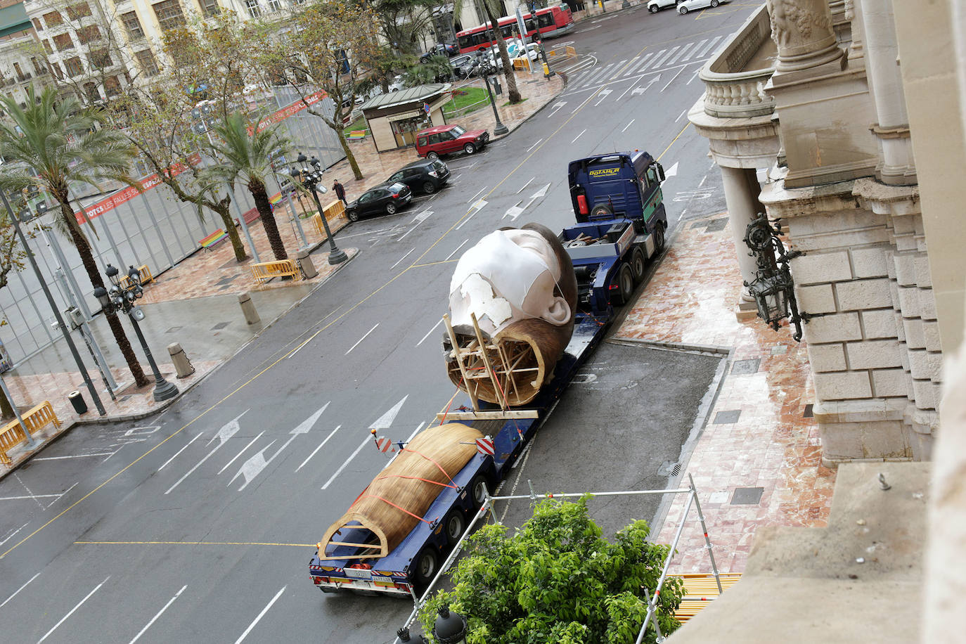 Los artistas han desmontado la pieza en tres partes en la plaza del Ayuntamiento para almacenarla frente al mar.