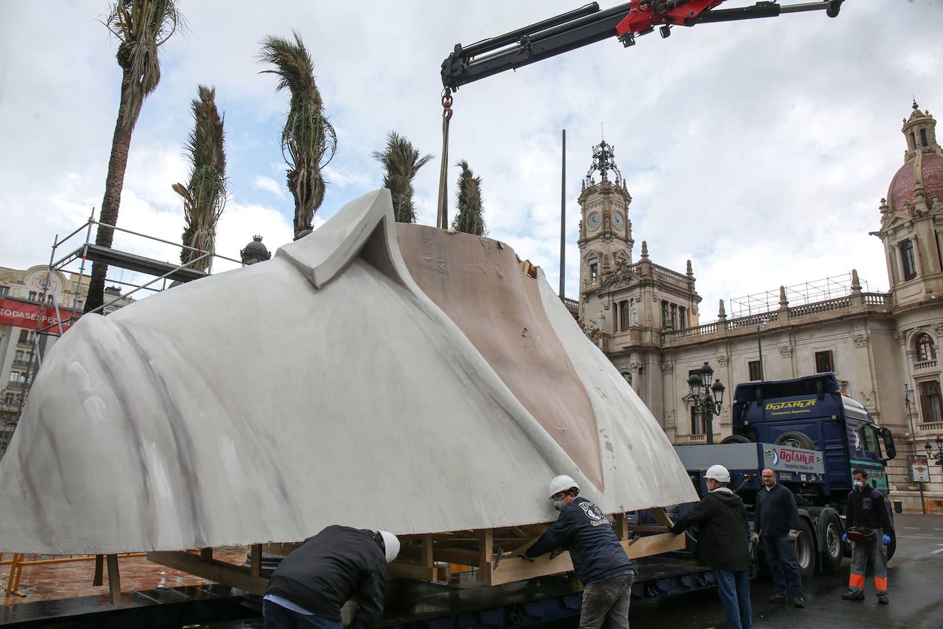 Los artistas han desmontado la pieza en tres partes en la plaza del Ayuntamiento para almacenarla frente al mar.