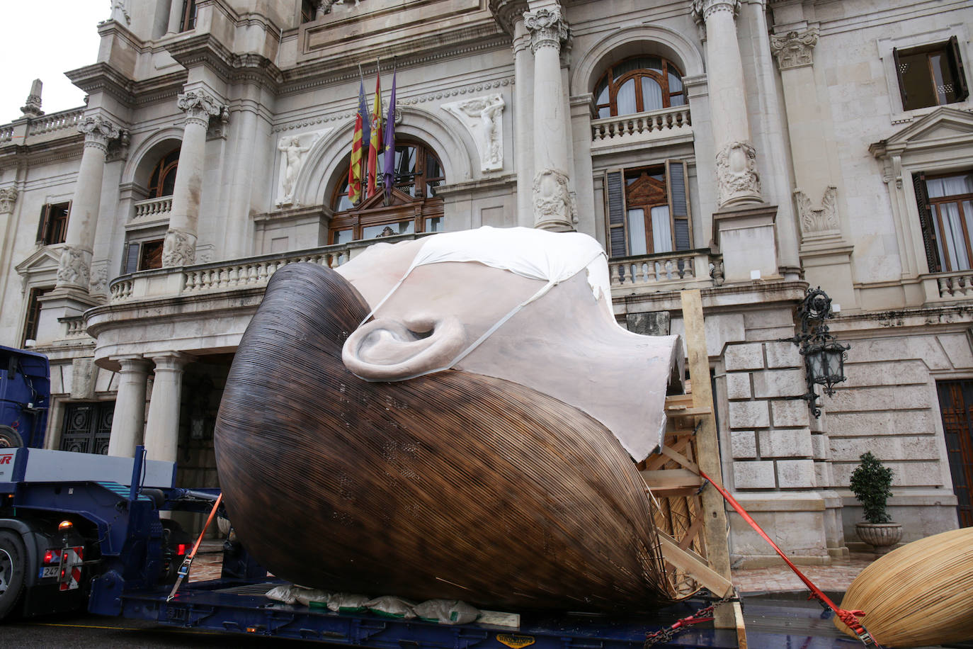 Los artistas han desmontado la pieza en tres partes en la plaza del Ayuntamiento para almacenarla frente al mar.