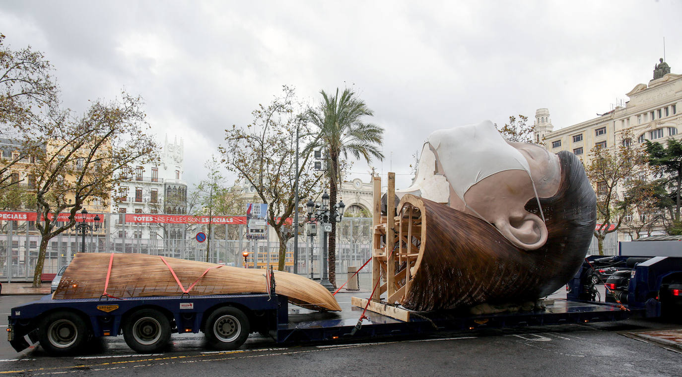 Los artistas han desmontado la pieza en tres partes en la plaza del Ayuntamiento para almacenarla frente al mar.