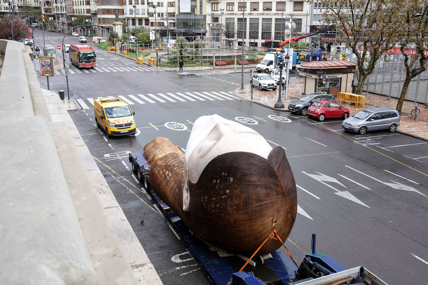 Los artistas han desmontado la pieza en tres partes en la plaza del Ayuntamiento para almacenarla frente al mar.