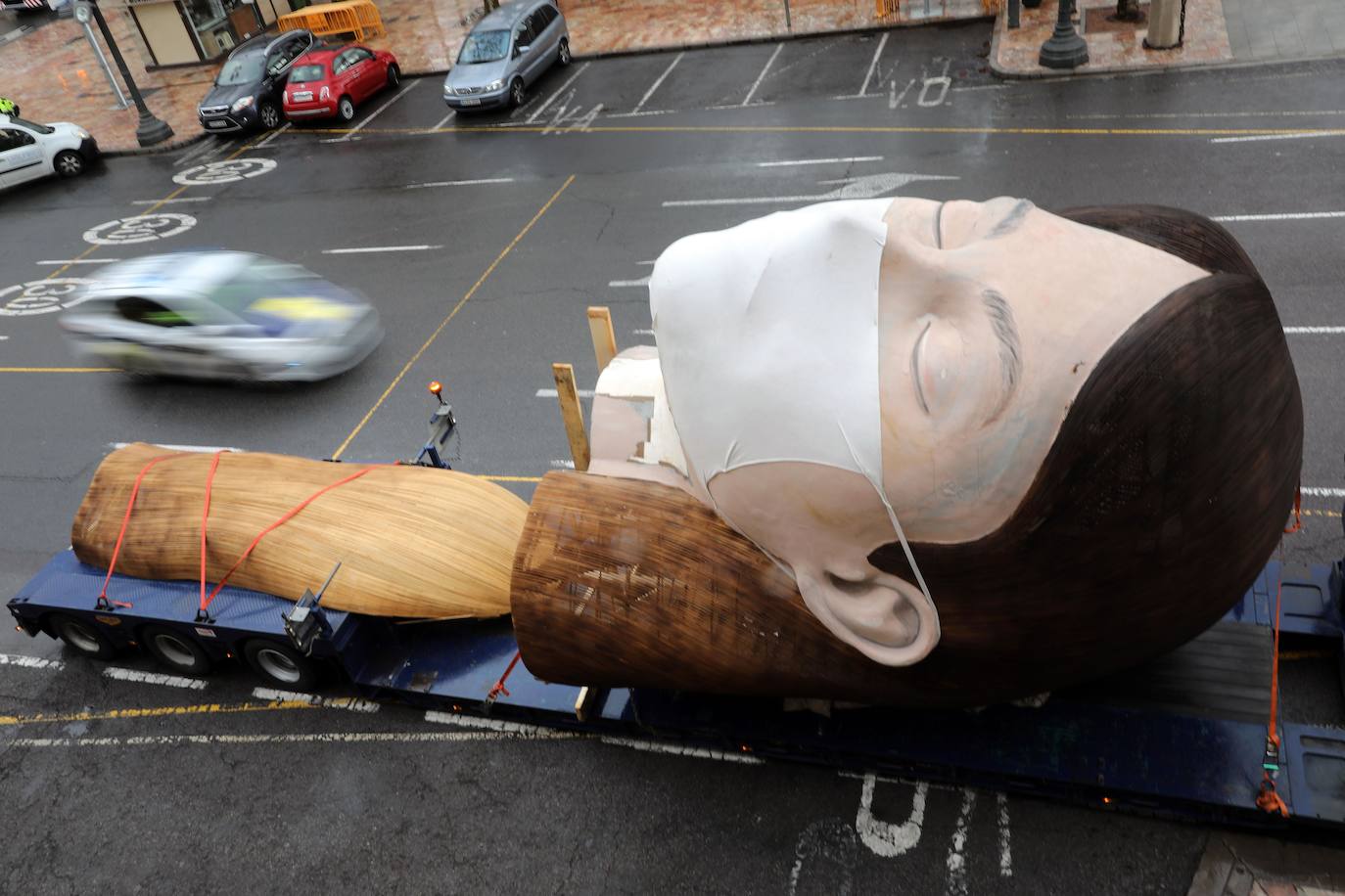 Los artistas han desmontado la pieza en tres partes en la plaza del Ayuntamiento para almacenarla frente al mar.