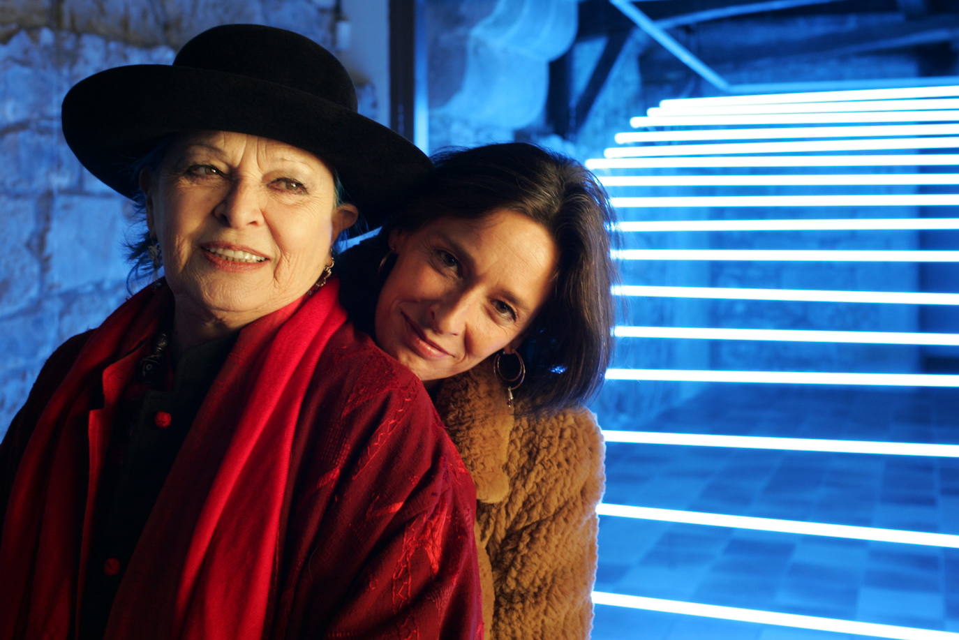 Paola Dominguín junto a su madre, Lucía.