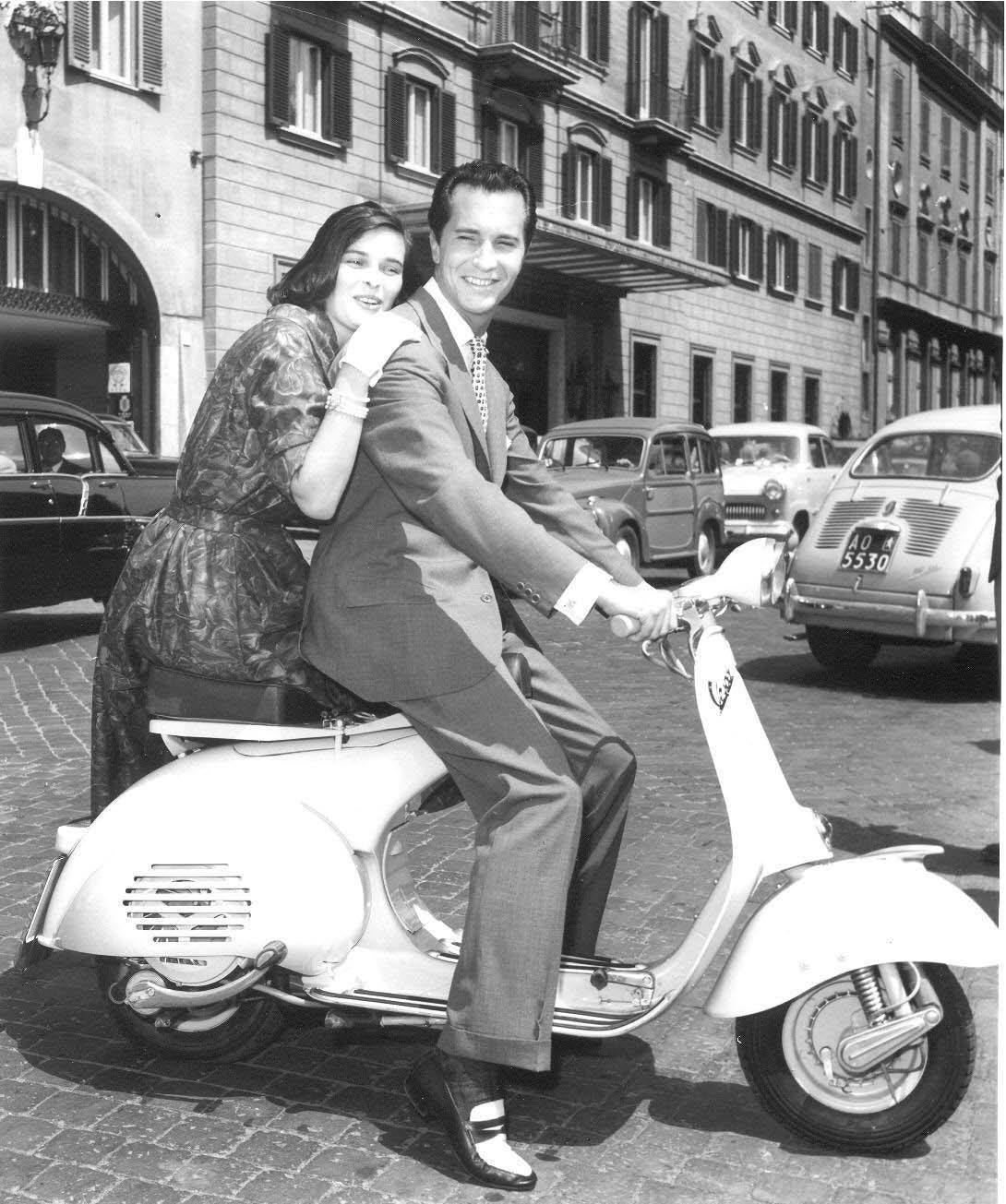 La actriz y su marido circulan con una Vespa por las calles de Roma.