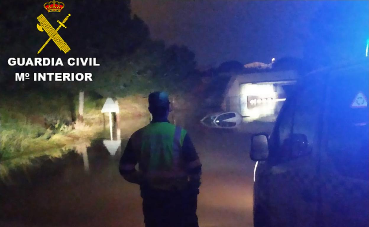 Situación en la que se encontraban los vehículos en el paso a nivel inundado.