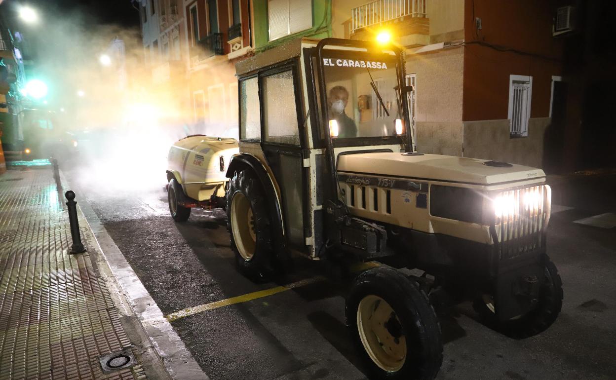 Los agricultores de Cullera se suman a la desinfección de calles