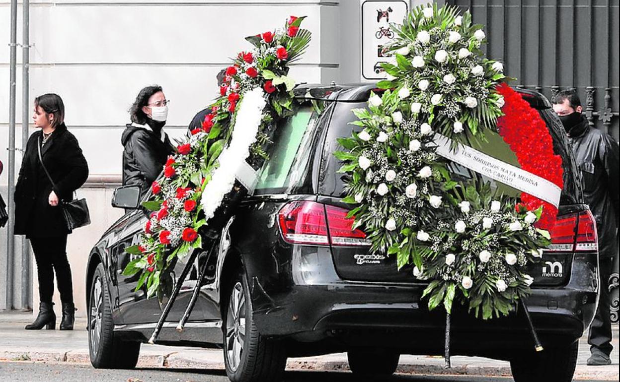 Entierro en el Cementerio General.