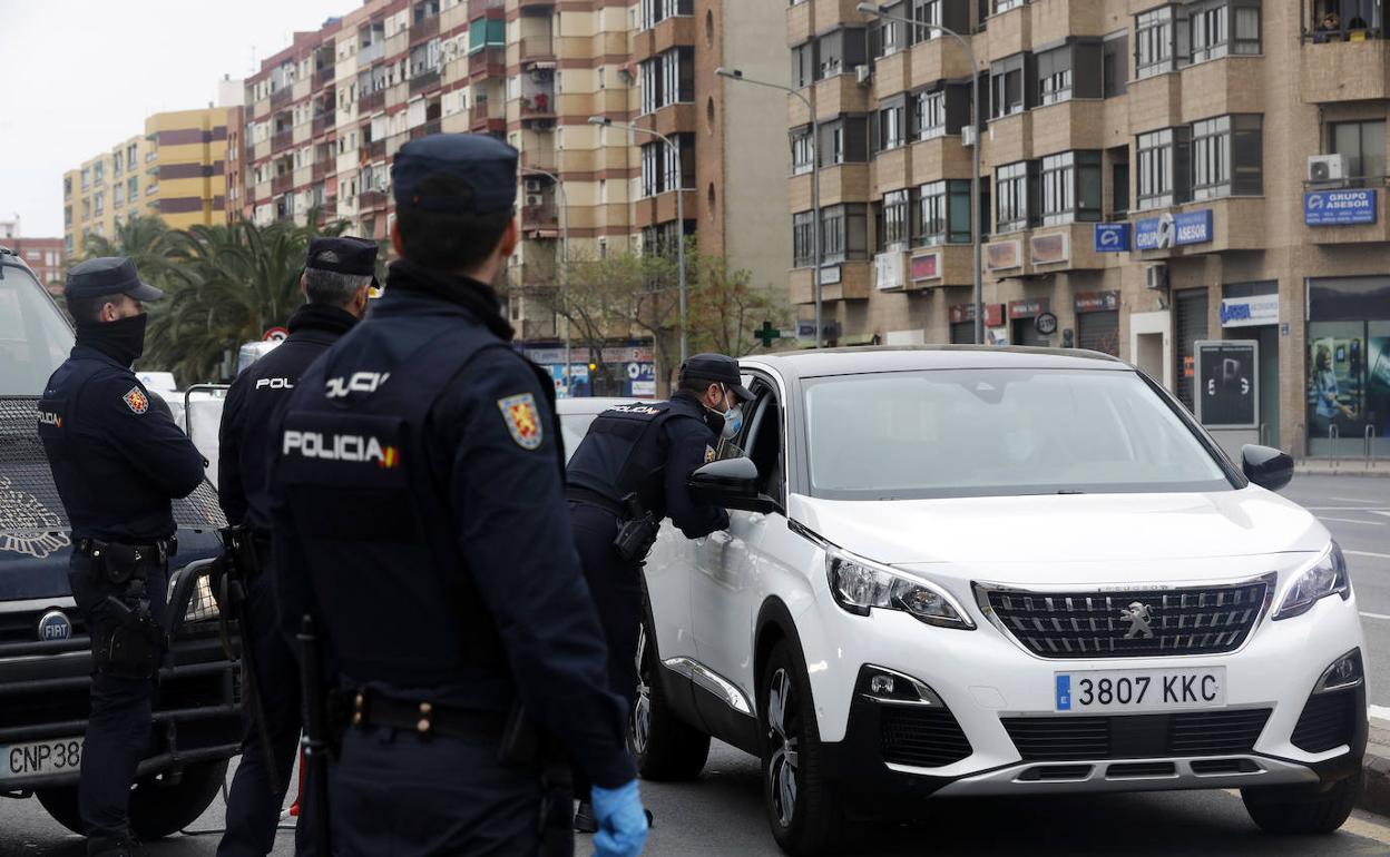 Un control policial en una de las entradas a Valencia.