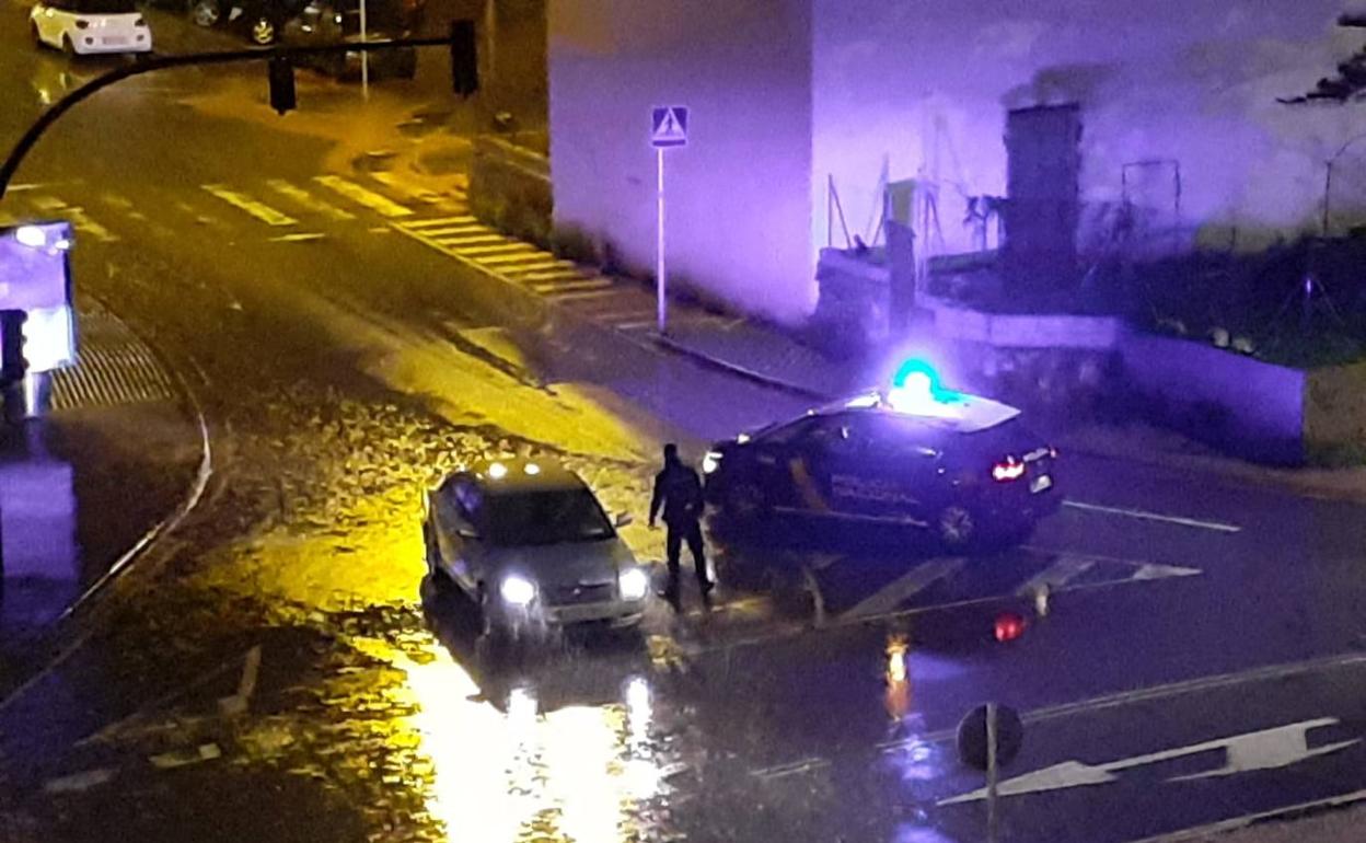 Un agente de la policía realiza un control en Dénia. 