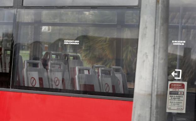 Autobús de la EMT vacío, ayer en Valencia.