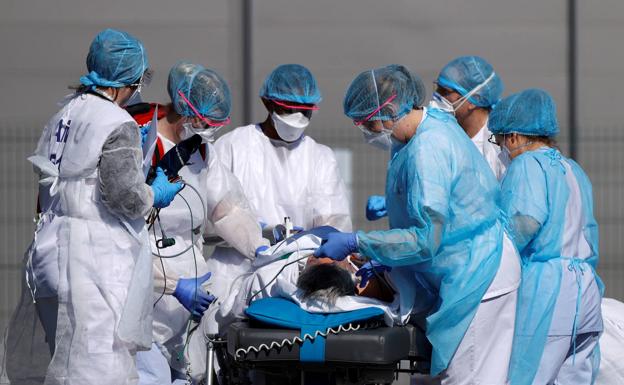 Un equipo médico atiende a un paciente. 