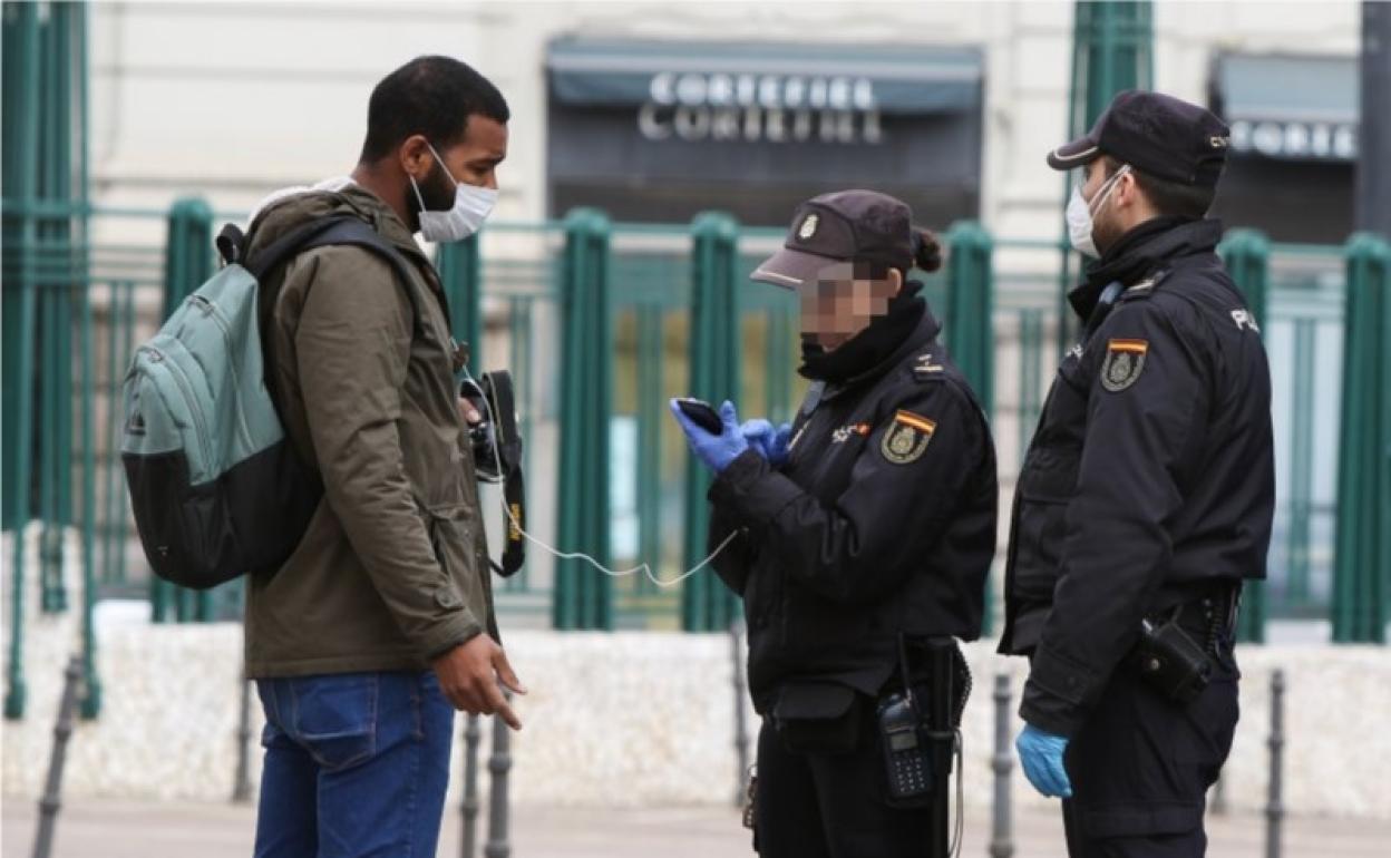 Control policial en Valencia durante el estado de alarma.