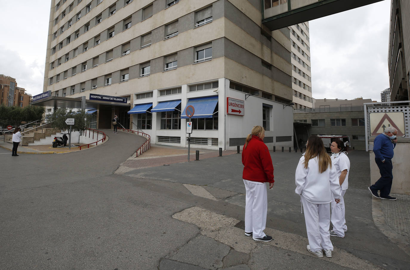 Sanitarios libran desde hace dos semanas una lucha contra el coronavirus en los diferentes hospitales de la Comunitat Valencia. Cada tarde, a las 20.00 horas, reciben el aplauso de los vecinos confinados desde sus balcones y de las fuerzas de seguridad.