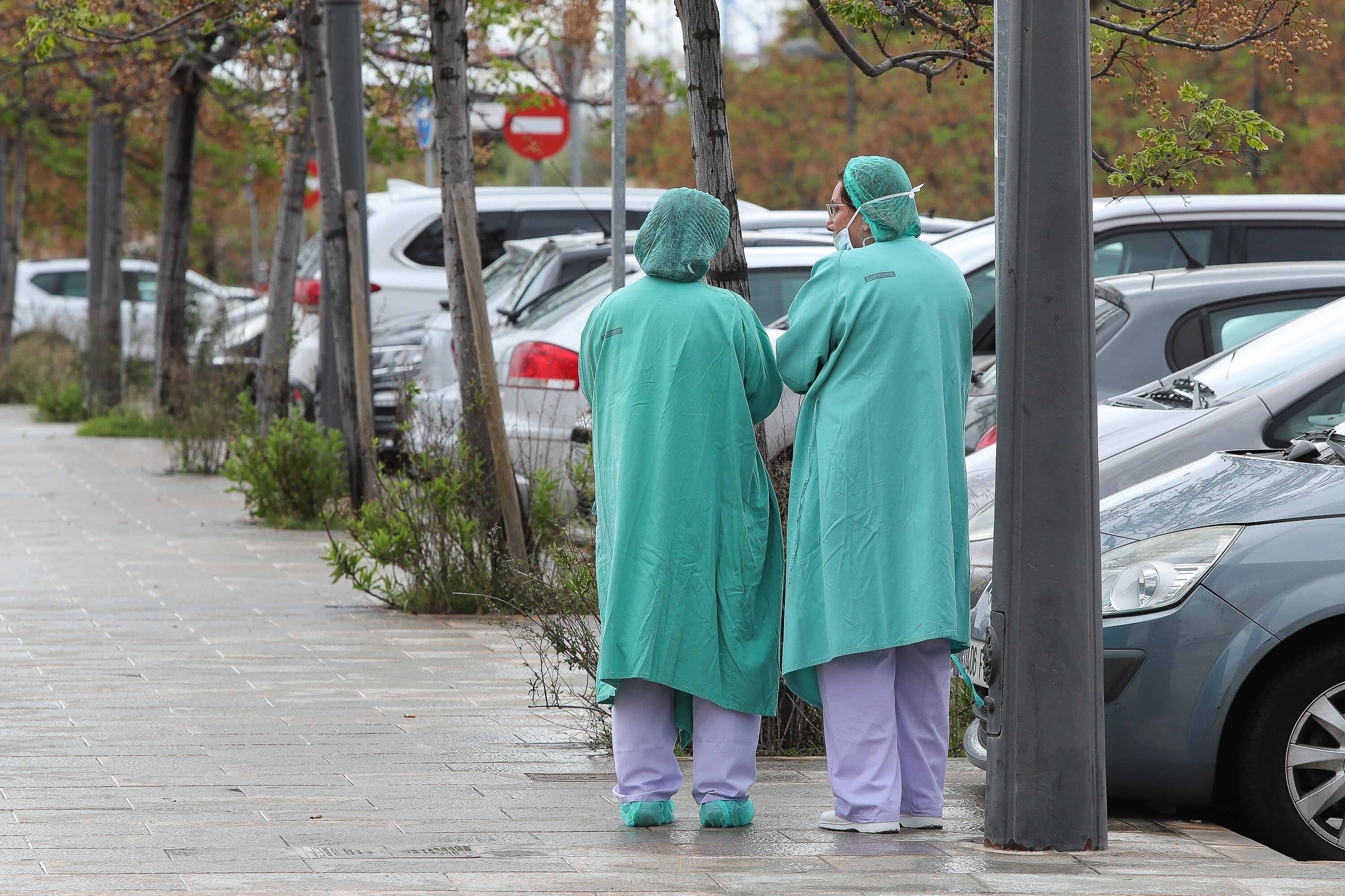 Sanitarios libran desde hace dos semanas una lucha contra el coronavirus en los diferentes hospitales de la Comunitat Valencia. Cada tarde, a las 20.00 horas, reciben el aplauso de los vecinos confinados desde sus balcones y de las fuerzas de seguridad.