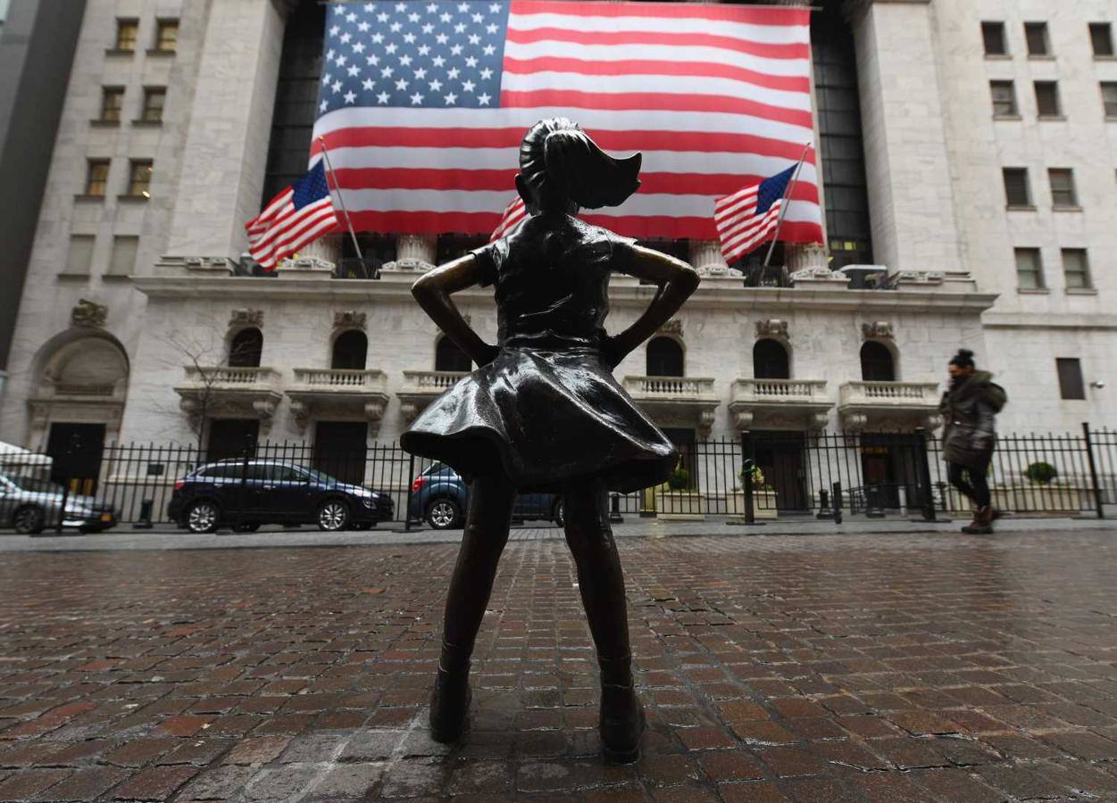 La estatua de Fearless Girl frente a la Bolsa de Nueva York