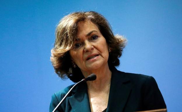 Carmen Calvo | La vicepresidenta Carmen Calvo, ingresada el pasado lunes en la clínica Ruber de Madrid, ha dado positivo en la última prueba de coronavirus que le había sido realizada, según ha informado la Secretaría de Estado de Comunicación. La número dos del Ejecutivo había sido sometida previamente a otros tests en los que no se detectaron rastros del COVID-19 a pesar tener un cuadro sintomático consistente con la enfermedad. Precisamente por ello, los médicos consideraron que no proporcionaban «datos concluyentes» y optaron por repetirlos. En un breve comunicado, el Gobierno asegura que «evoluciona favorablemente», pero se someterá al «protocolo de aislamiento y cuarentena preceptivo».