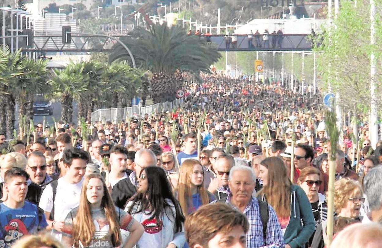 La avenida de Dénia (Alicante) repleta de peregrinos en la romería a la Santa Faz de 2019. lp