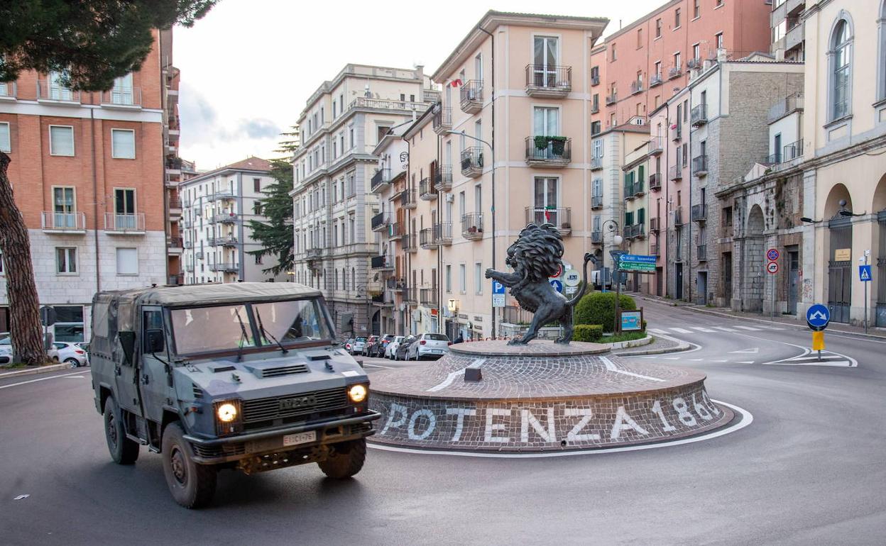 Un coche militar en una calle de Potenza. 