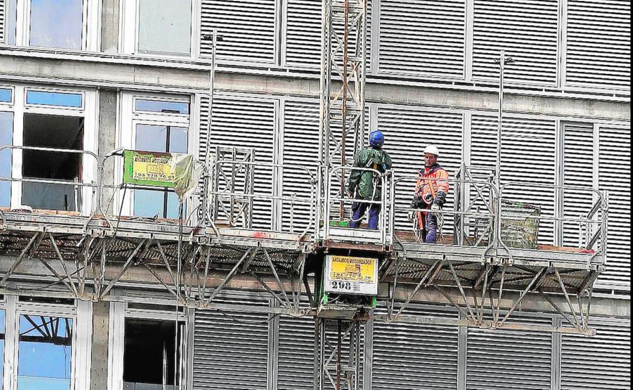 Trabajadores de la construcción en Valencia, en pleno estado de alarma por el coronavirus.