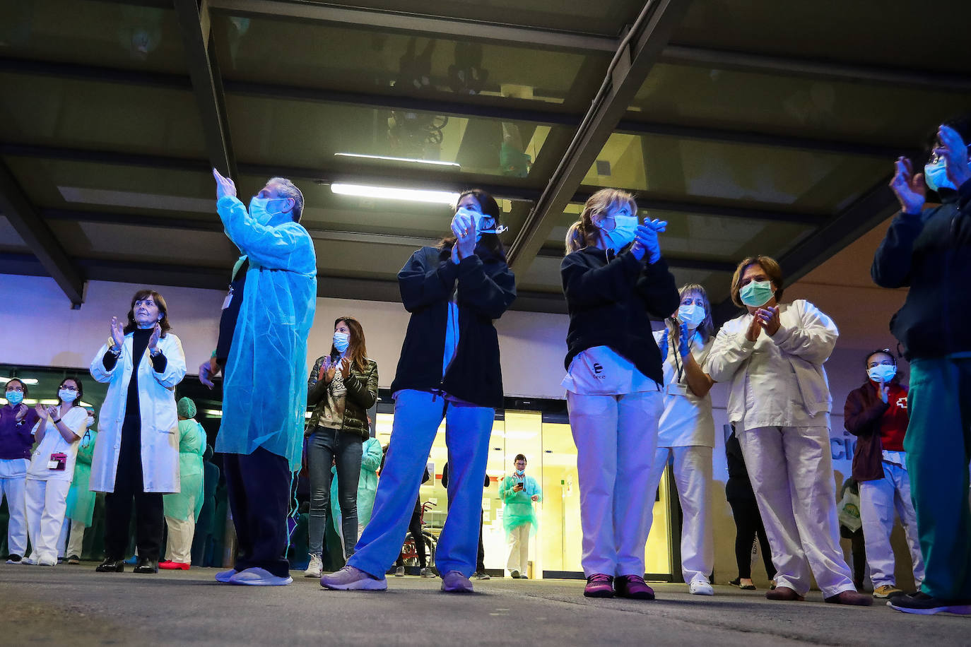 Sanitarios libran desde hace dos semanas una lucha contra el coronavirus en los diferentes hospitales de la Comunitat Valencia. Cada tarde, a las 20.00 horas, reciben el aplauso de los vecinos confinados desde sus balcones y de las fuerzas de seguridad.