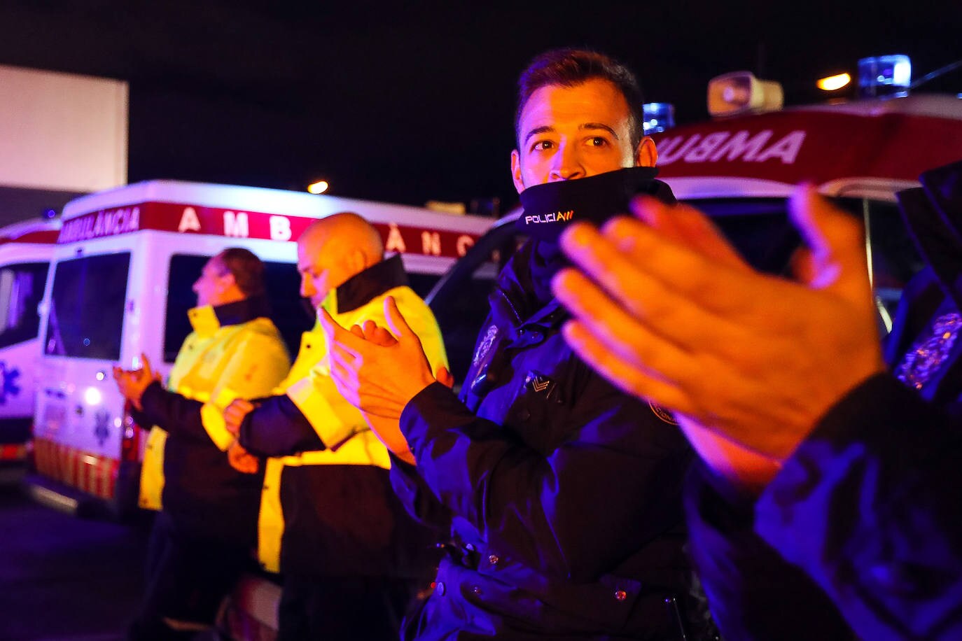 Sanitarios libran desde hace dos semanas una lucha contra el coronavirus en los diferentes hospitales de la Comunitat Valencia. Cada tarde, a las 20.00 horas, reciben el aplauso de los vecinos confinados desde sus balcones y de las fuerzas de seguridad.