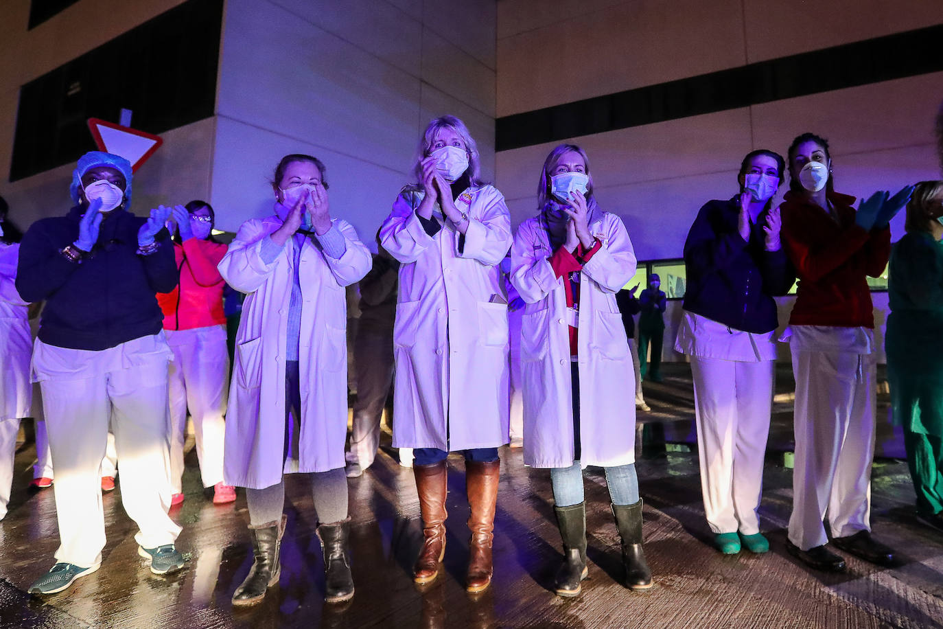 Sanitarios libran desde hace dos semanas una lucha contra el coronavirus en los diferentes hospitales de la Comunitat Valencia. Cada tarde, a las 20.00 horas, reciben el aplauso de los vecinos confinados desde sus balcones y de las fuerzas de seguridad.