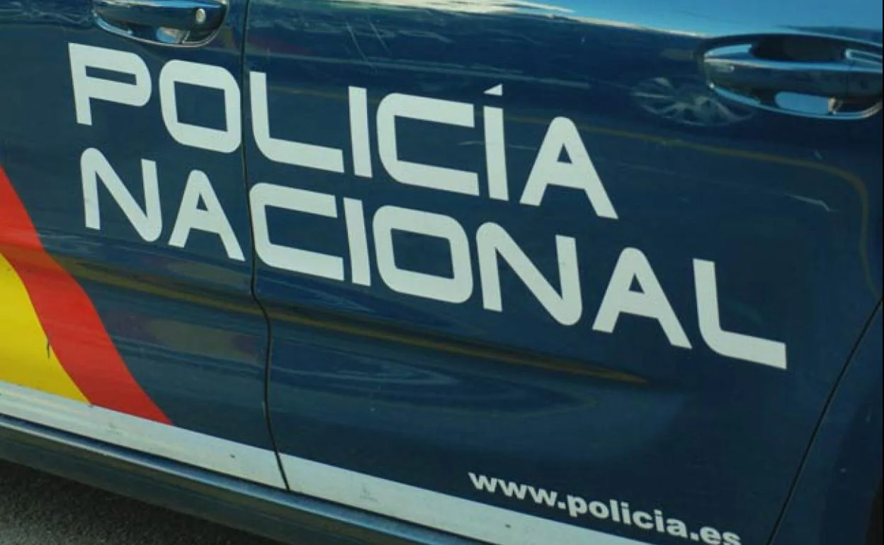 Trepa al interior de una casa en Valencia y amenaza con un cuchillo a los policías