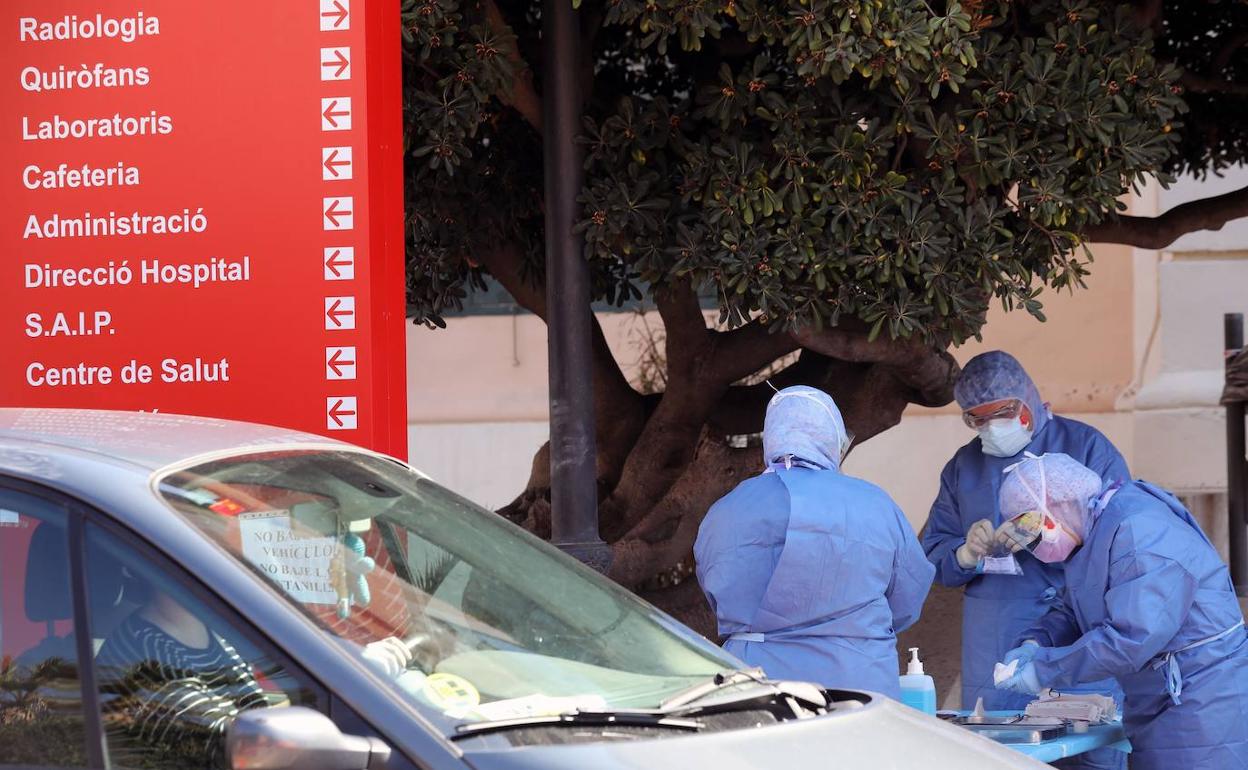 Recogida de muestras a las puertas del centro sanitario. 