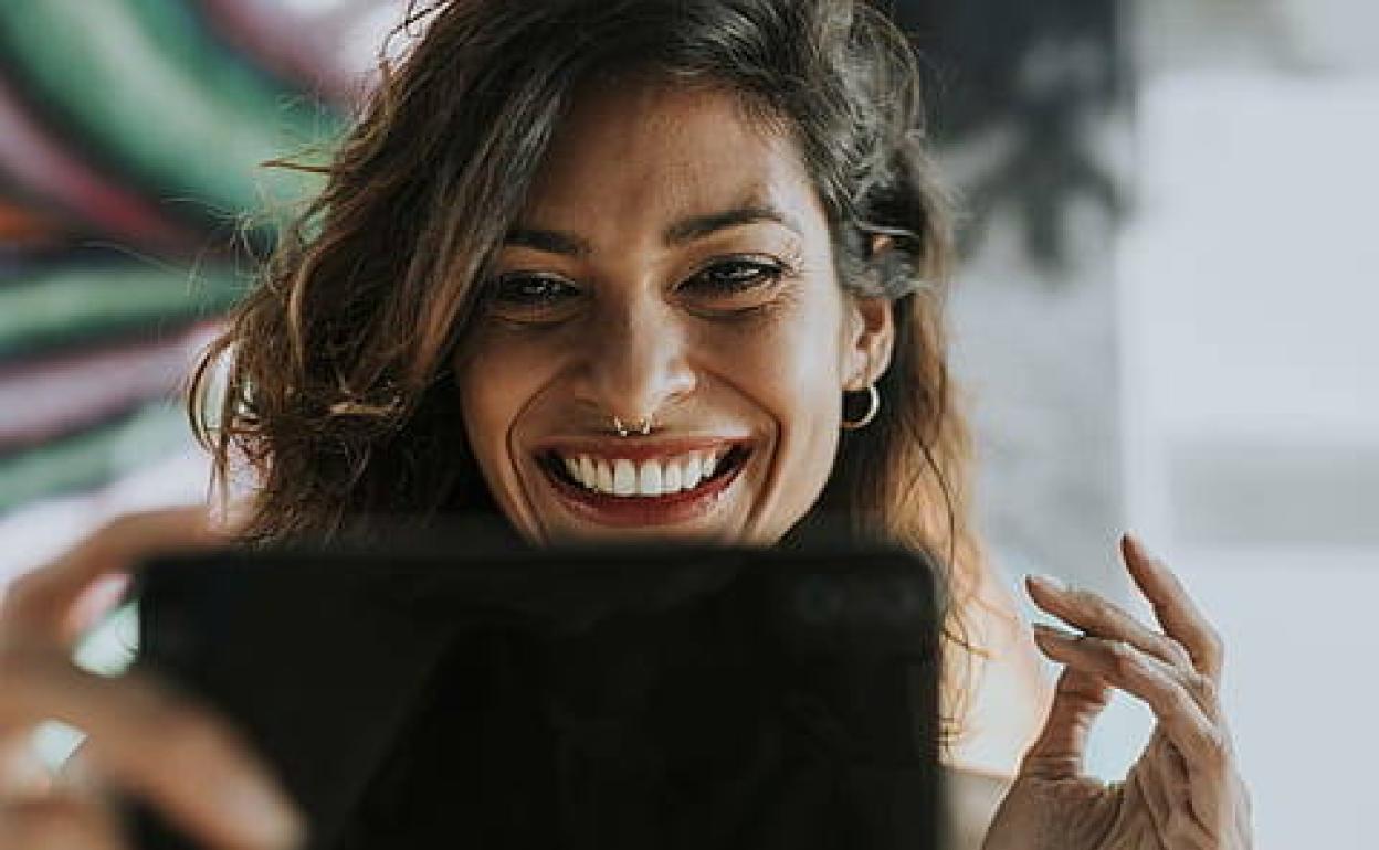 Una chica realiza una videollamada. 