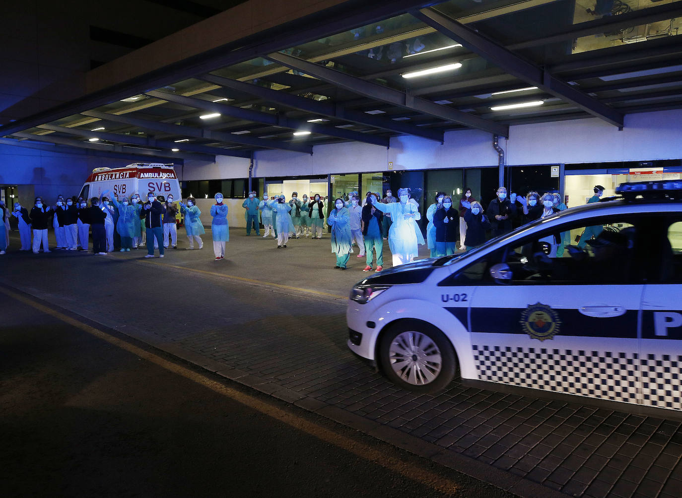 Homenaje al personal del Hospital La Fe de Valencia, este jueves.