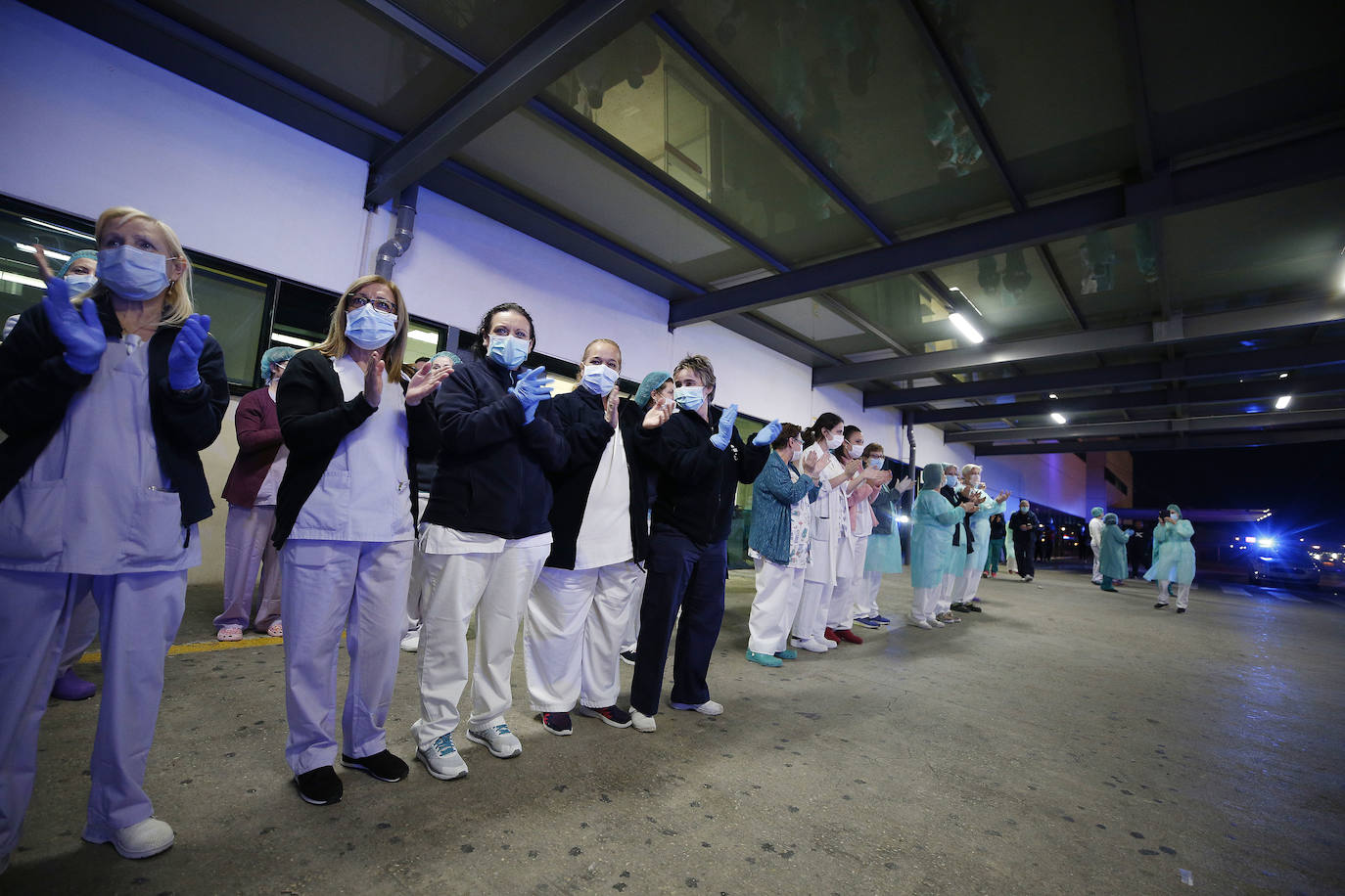 Homenaje al personal del Hospital La Fe de Valencia, este jueves.