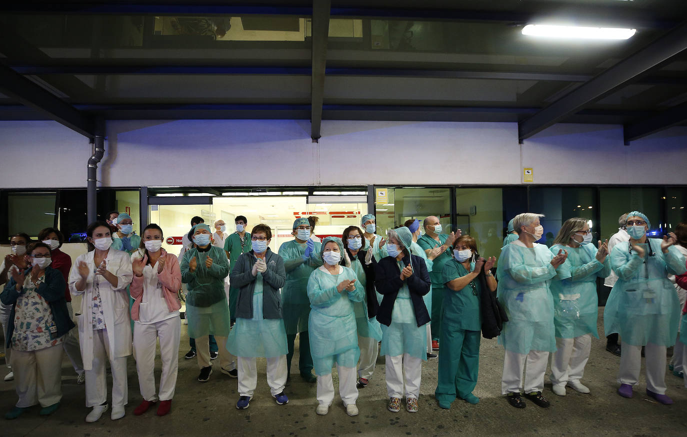 Homenaje al personal del Hospital La Fe de Valencia, este jueves.