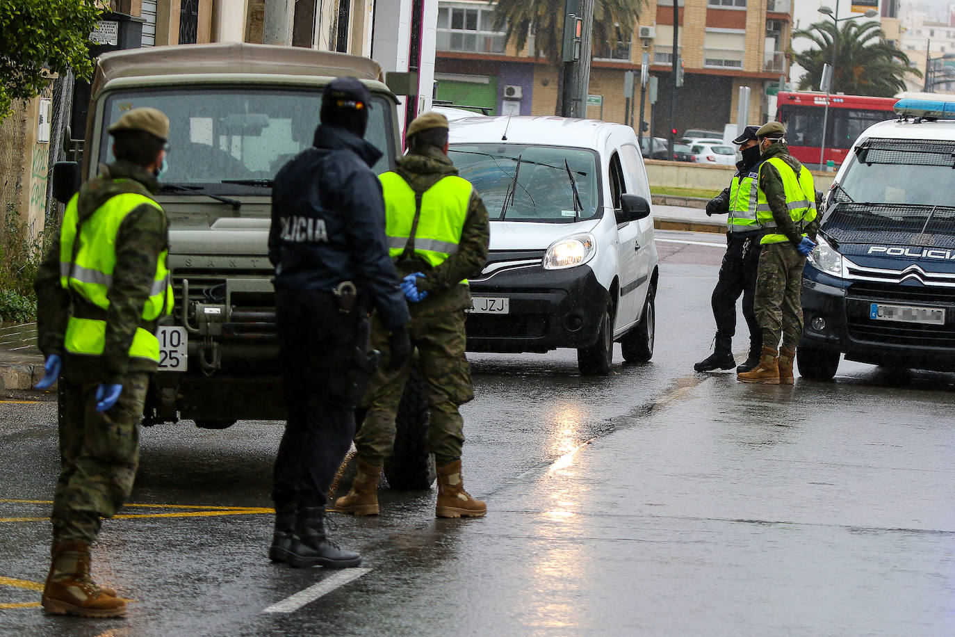 Control conjunto de miembros de la Policía Nacional y el Ejército en Valencia.