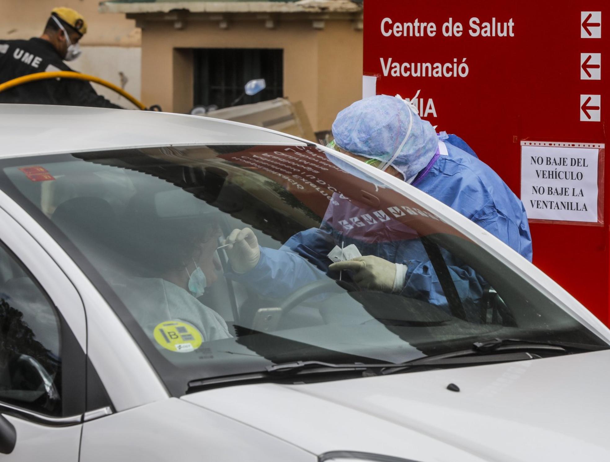 Toma de muestras. Momento en que un profesional efectúa el test. 