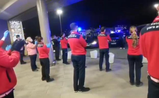 La Policía Local, Nacional, Protección Civil y Samu aplauden a los empleados de Carrefour en Paterna