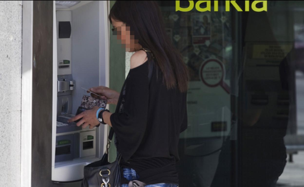 Una clienta de Bankia, en un cajero.