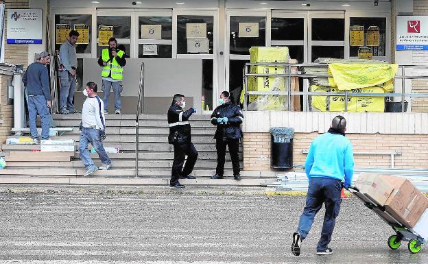 Operarios trabajan en el acondicionamiento de la antigua escuela de enfermería del viejo hospital La Fe de Campanar, ayer.