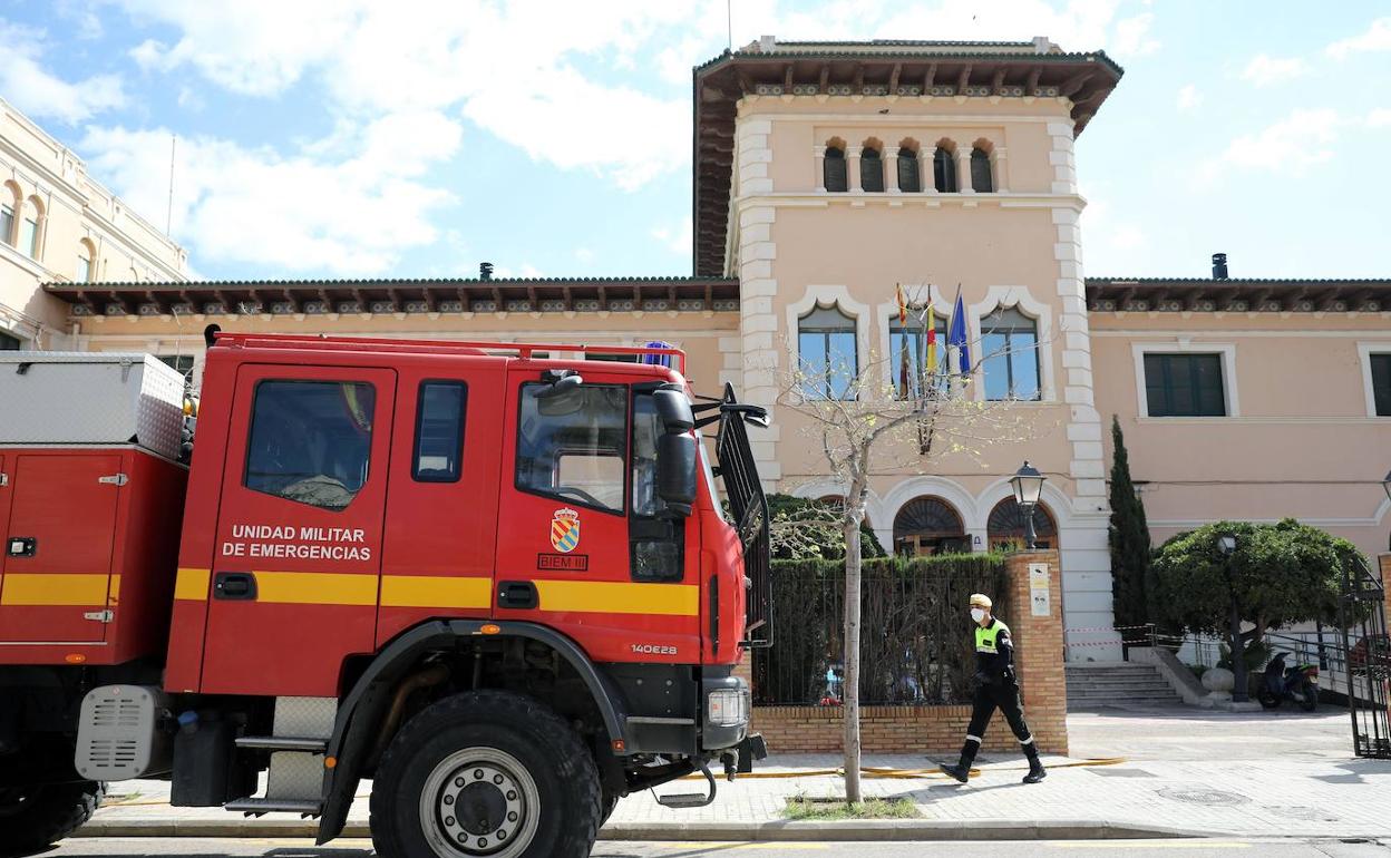 -Miembros de la UME a las puertas del hospital de la Malvarrosa de Valencia, este jueves.