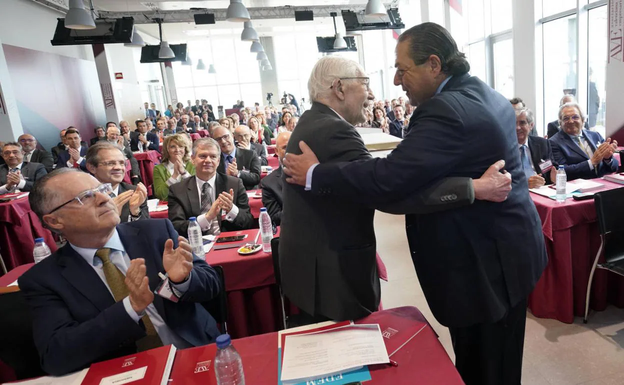Silvino Navarro se abraza con Vicente Boluda, en el homenaje de los socios de AVE en la asamblea de 2019. 